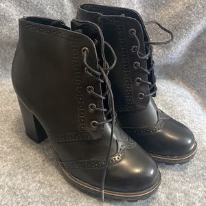 Shiny leather heel booties